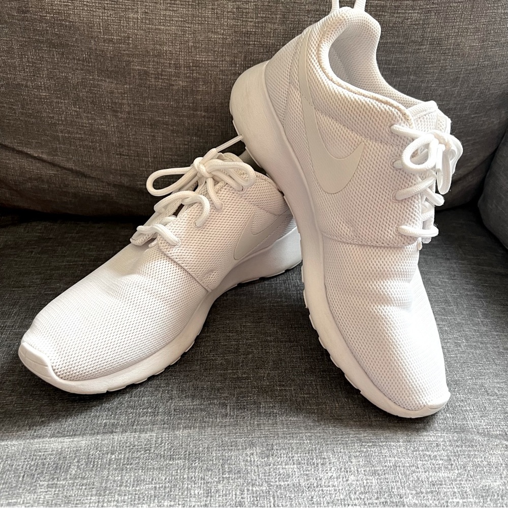 Women’s White Nike Sneaker - Size 7.5